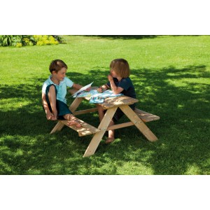 Winnetoo Picknicktisch aus Lärche, 89x89x50cm, mit zwei Kindern im Garten.