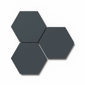 3 graue Akustikpaneele in Hexagonform. Designpaneel Smokey Blue für Wand- und Deckendekoration.
