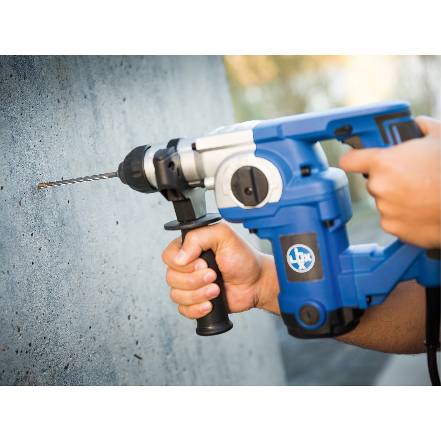 LUX Hammerbohrer Comfort SDS-Plus bohrt Loch in Betonwand, Bohrer Ø 6 mm.