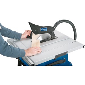 Scheppach HS105 Tischkreissäge beim Sägen von Holz. Kompakte Säge für präzise Schnitte.