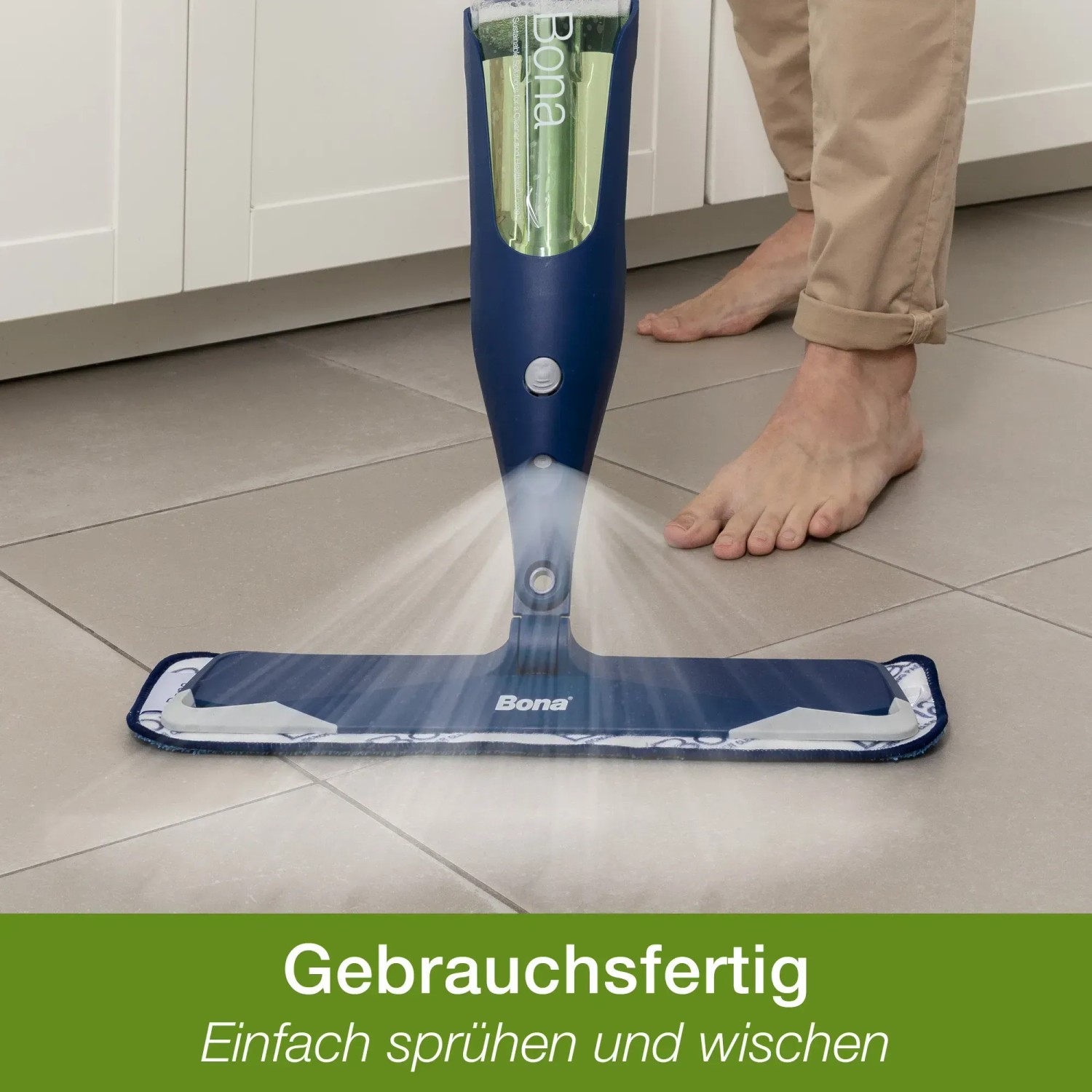 Bona Reiniger im Einsatz: Sprühkopf mit Reinigungsmittel für Stein-, Fliesen- und Laminatböden.
