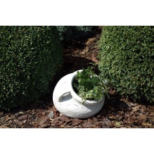Liegender, weißer Orbis Pflanztopf Krug aus Beton, 28x33x26 cm, mit Bepflanzung als Gartendeko.