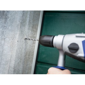 LUX HM-Betonbohrer bohrt Loch in Betonwand mit Schlagbohrmaschine.