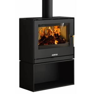Schwarzer Justus Dias Kaminofen aus Stahl mit Holzfeuer und integriertem Holzfach.