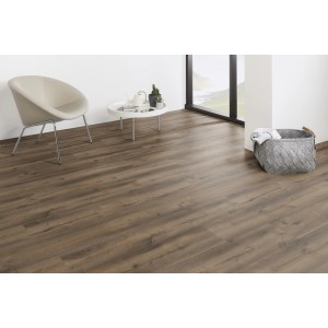 Masterfloor Laminat Life 8.5 Eiche Smoke O351 im Wohnraum mit Sessel und Korb.