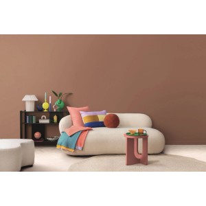 Alpina Innenfarbe Pantone Mocha Mousse an einer Wand im modernen Wohnzimmer. Warme, matte Brauntöne für Gemütlichkeit.