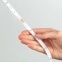 Brilo LED-Strip RGB, 10m, in Hand gehalten. Dimmbarer LED-Streifen für Außen mit Farbwechsel.