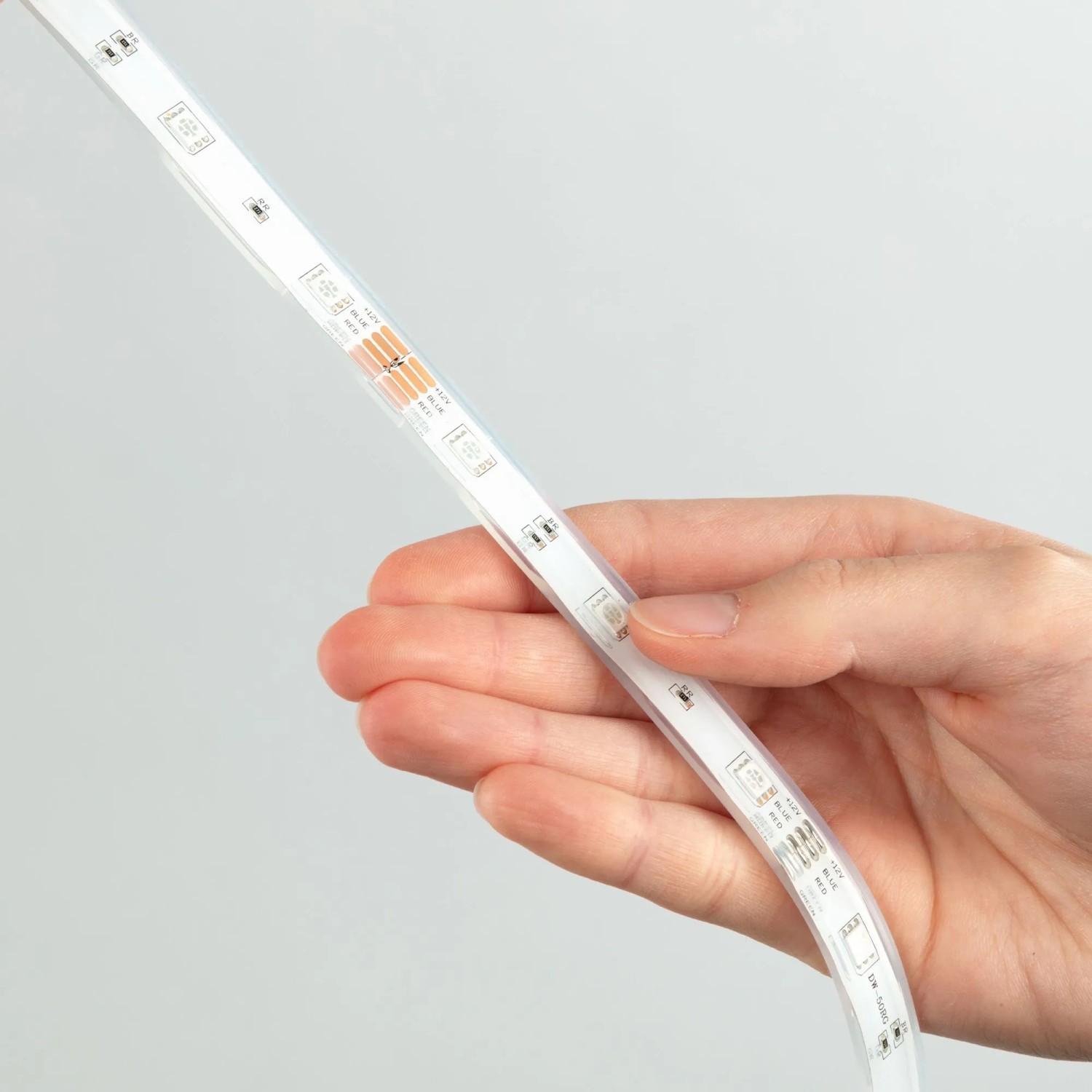 Brilo LED-Strip RGB, 10m, in Hand gehalten. Dimmbarer LED-Streifen für Außen mit Farbwechsel.