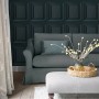 Laura Ashley Vliestapete Redbrook Wood Panel Dark Seaspray im Wohnzimmer mit Sofa und Dekoration.