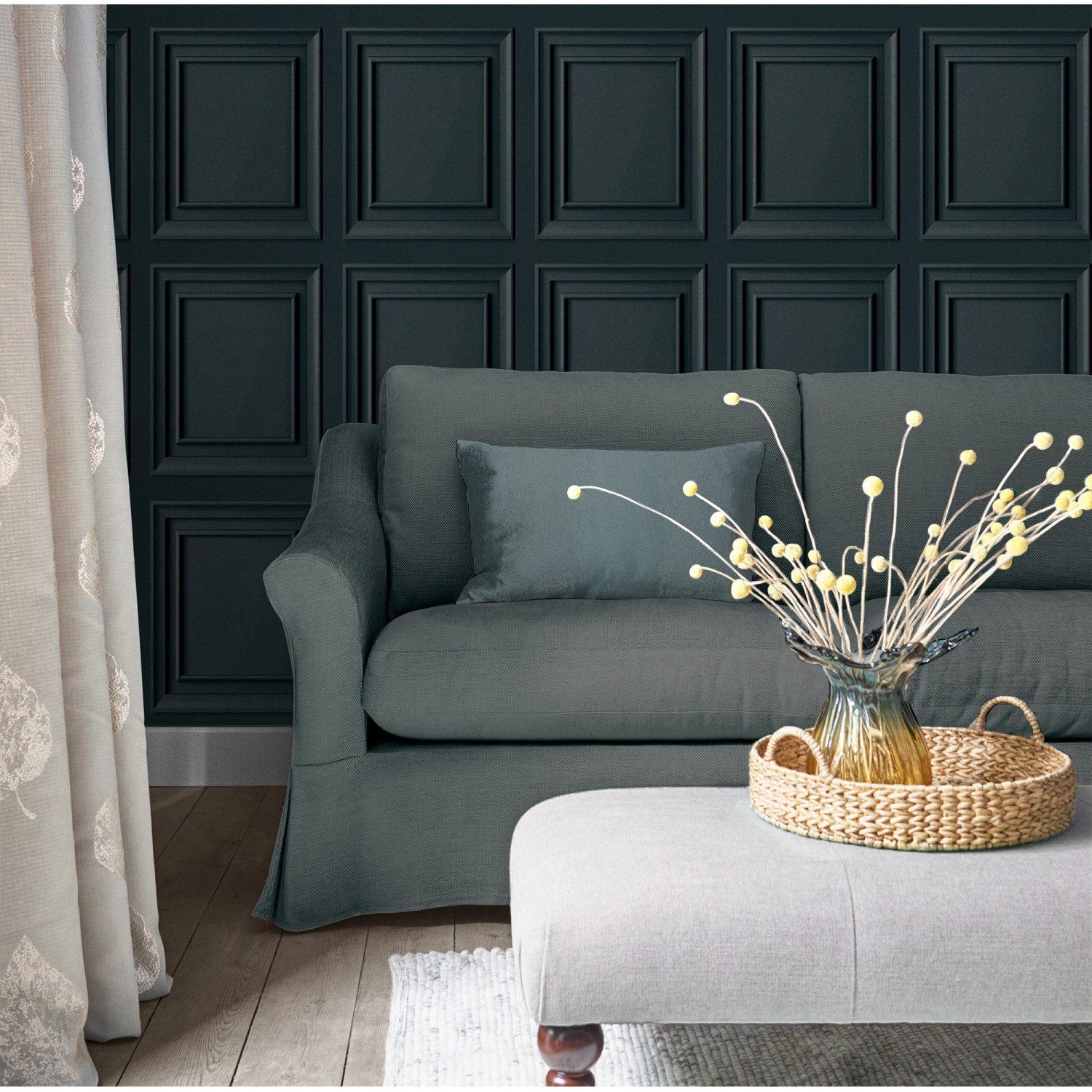 Laura Ashley Vliestapete Redbrook Wood Panel Dark Seaspray im Wohnzimmer mit Sofa und Dekoration.