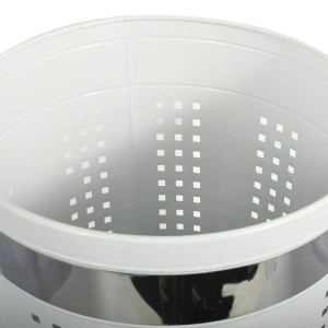 Detailaufnahme: Weißer MSV Wäschekorb aus Edelstahl mit Löchern und silbernem Zierband.