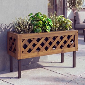 Brauner Akazienholz Pflanzkasten mit Gittermuster, Metallfüßen und Kräutern, ideal für Balkon & Garten.