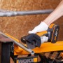 Worx Akku-Mini-Winkelschleifer WX801.9 Solo im Einsatz beim Schleifen eines Metallrohrs.