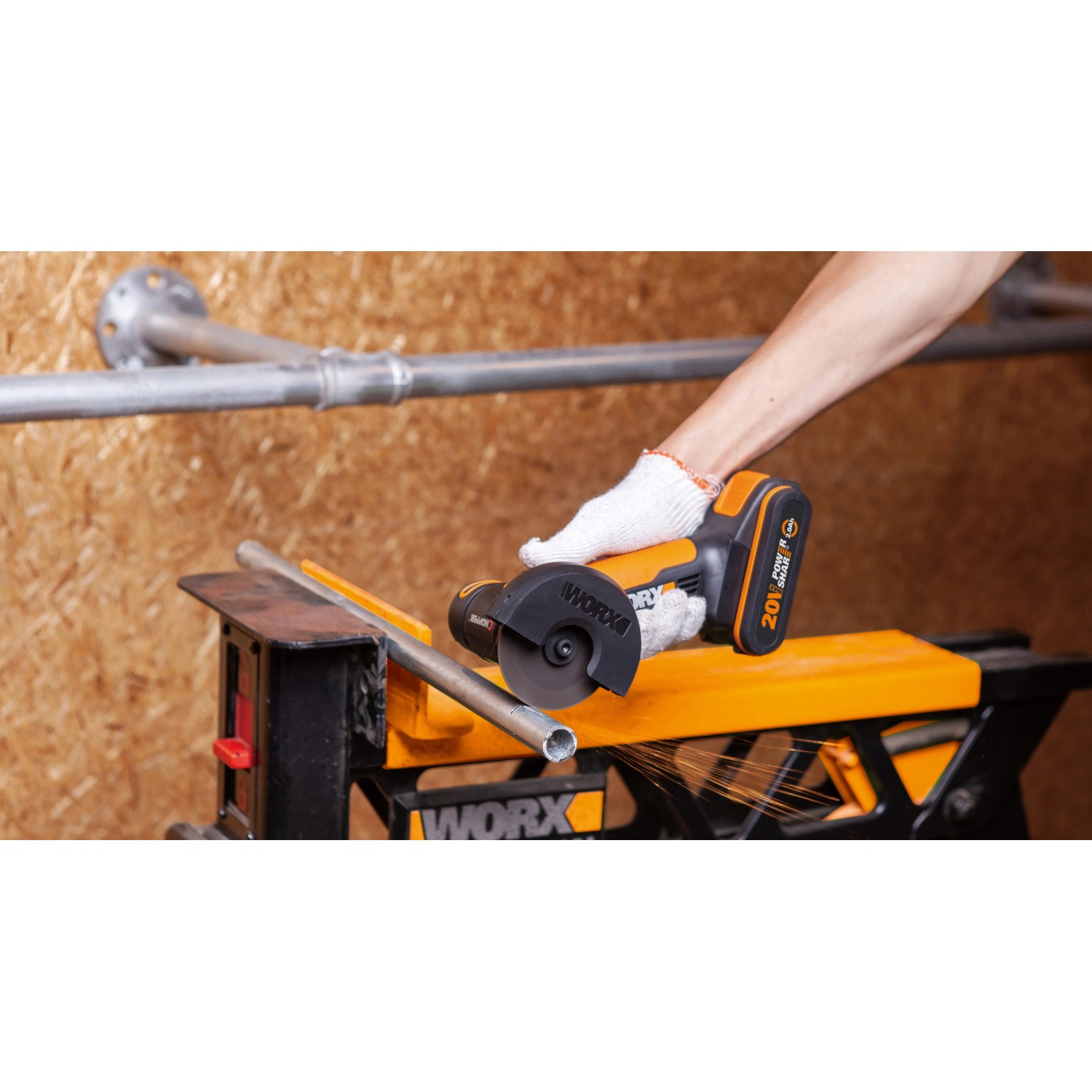 Worx Akku-Mini-Winkelschleifer WX801.9 Solo im Einsatz beim Schleifen eines Metallrohrs.