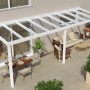 Weiße Terrassenüberdachung Professional (700x200 cm) mit Glasdach und Sitzbereich.