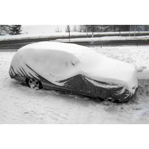 Silberne APA Auto Wintergarage universal, bedeckt mit Schnee, schützt vor Frost.