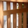 Detailansicht des braunen Kaminholzregals aus Kiefernholz von Dobar.