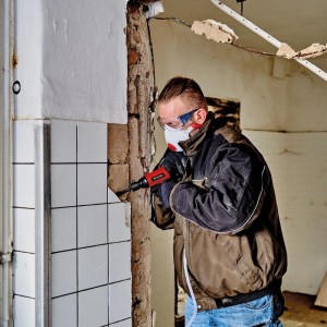 Einhell Kompressor TC-AC 420/50/10 V im Einsatz beim Fliesen abschlagen.