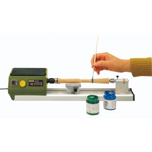 Proxxon Micro DB 250 Drechselbank beim Bemalen eines Werkstücks. Miniaturwerkzeug für Modellbau.