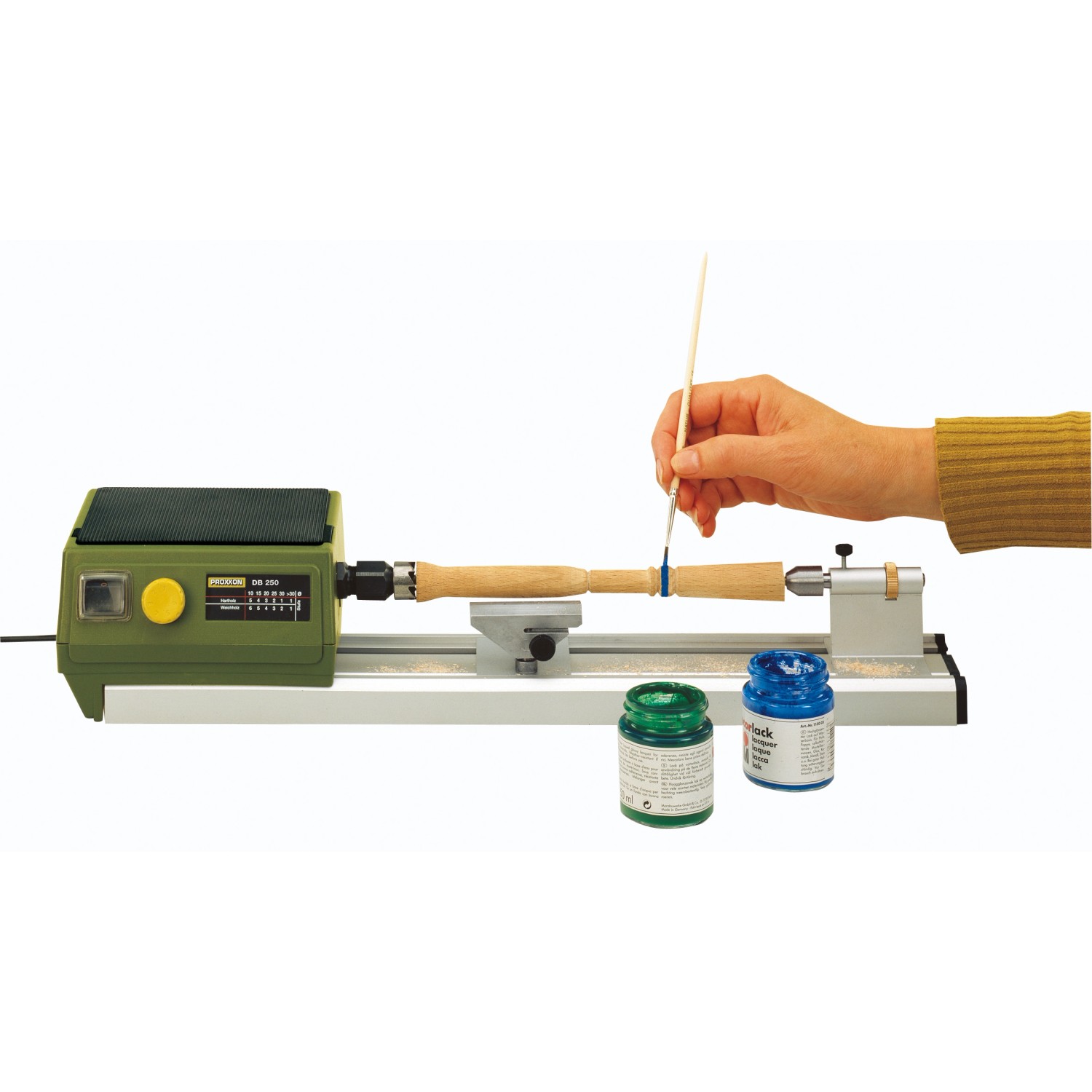 Proxxon Micro DB 250 Drechselbank beim Bemalen eines Werkstücks. Miniaturwerkzeug für Modellbau.