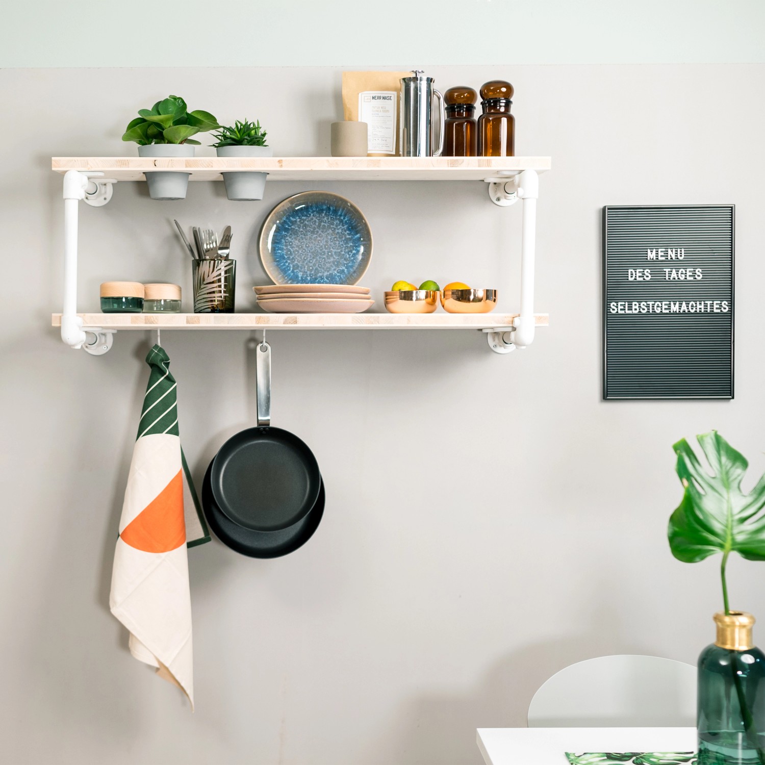 Regal aus Stahlrohr (200 cm) mit Deko-Elementen. Silber verzinktes DIY-Möbelbausystem.