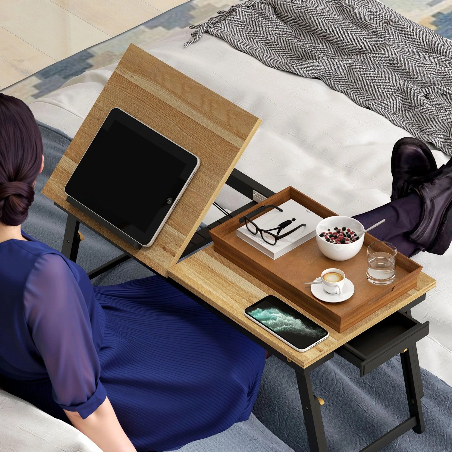 HOMCOM Laptoptisch aus Bambus und Eiche auf Bett genutzt. Höhenverstellbar, neigbare Platte mit Tablet, Ablage mit Schublade.