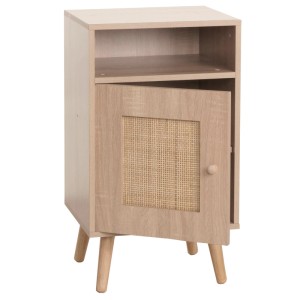 Nachttisch Eiche-Optik mit Kubu Rattan Tür, offenem Fach. Helle Holzfüße, Tür leicht offen.