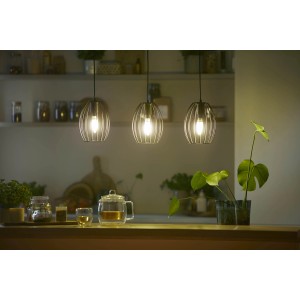 Drei Philips E14 LED-Kerzenlampen 2,3W in Pendelleuchten über einer Küchentheke.