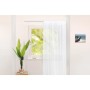 Weiße 1-läufige Gardinenschiene aus Aluminium über einem Fenster mit transparentem Vorhang. Modernes Loft Design.