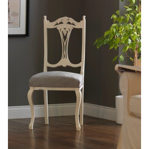 Antikweißer Stuhl mit Kreidefarbe-Möbellack von Rust-Oleum, mattes Finish.