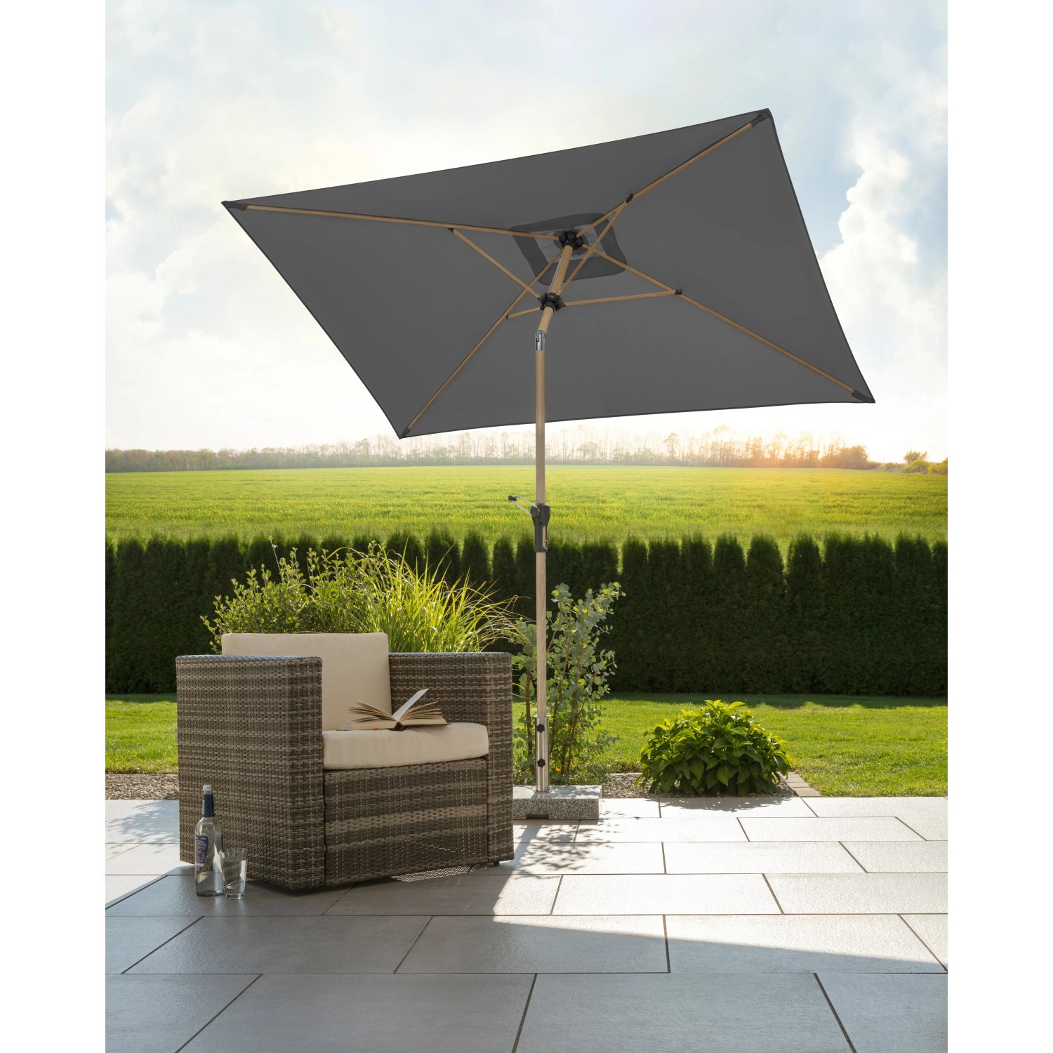 Schneider Marktschirm, 230x150 cm, anthrazit, mit Knickfunktion, auf Terrasse mit Sessel.