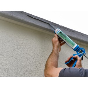 Anwendung von Siga Meltell 332 Dichtstoff Anthrazit mit Kartuschenpistole an einer Wand.