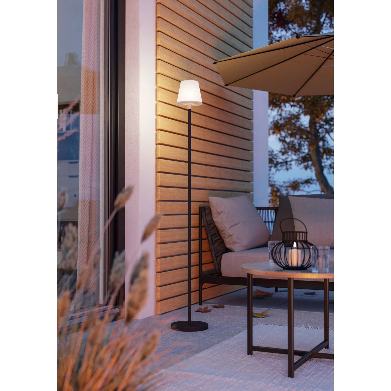 EGLO Solar-LED-Stehleuchte MONTAPALMA-L, weißer Schirm, schwarzer Fuß, für stimmungsvolle Beleuchtung.