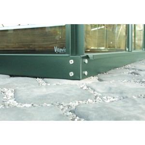 Detailaufnahme: Smaragdgrünes Vitavia Calypso Gewächshaus, 4 mm HKP, Ecke mit Befestigung.