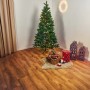 Künstlicher, grüner LED Weihnachtsbaum Nagano, 180 cm, mit Weihnachtsdeko im Wohnzimmer.