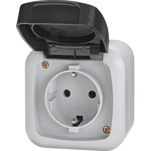 Graue Feuchtraum Steckdose der Serie Basic mit geöffnetem Klappdeckel für Aufputzmontage.