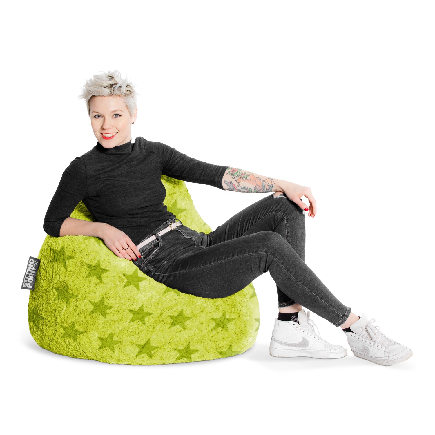 Grüner Sitting Point Sitzsack BeanBag Fluffy mit Sternenmuster, 220 l, mit sitzender Person.