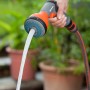 Gardena Classic Multibrause in Aktion: Wasserstrahl für Gartenbewässerung und Reinigung.