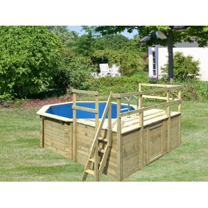 Karibu Holzpool Set mit Sonnenterrassen und Leiter im Garten.