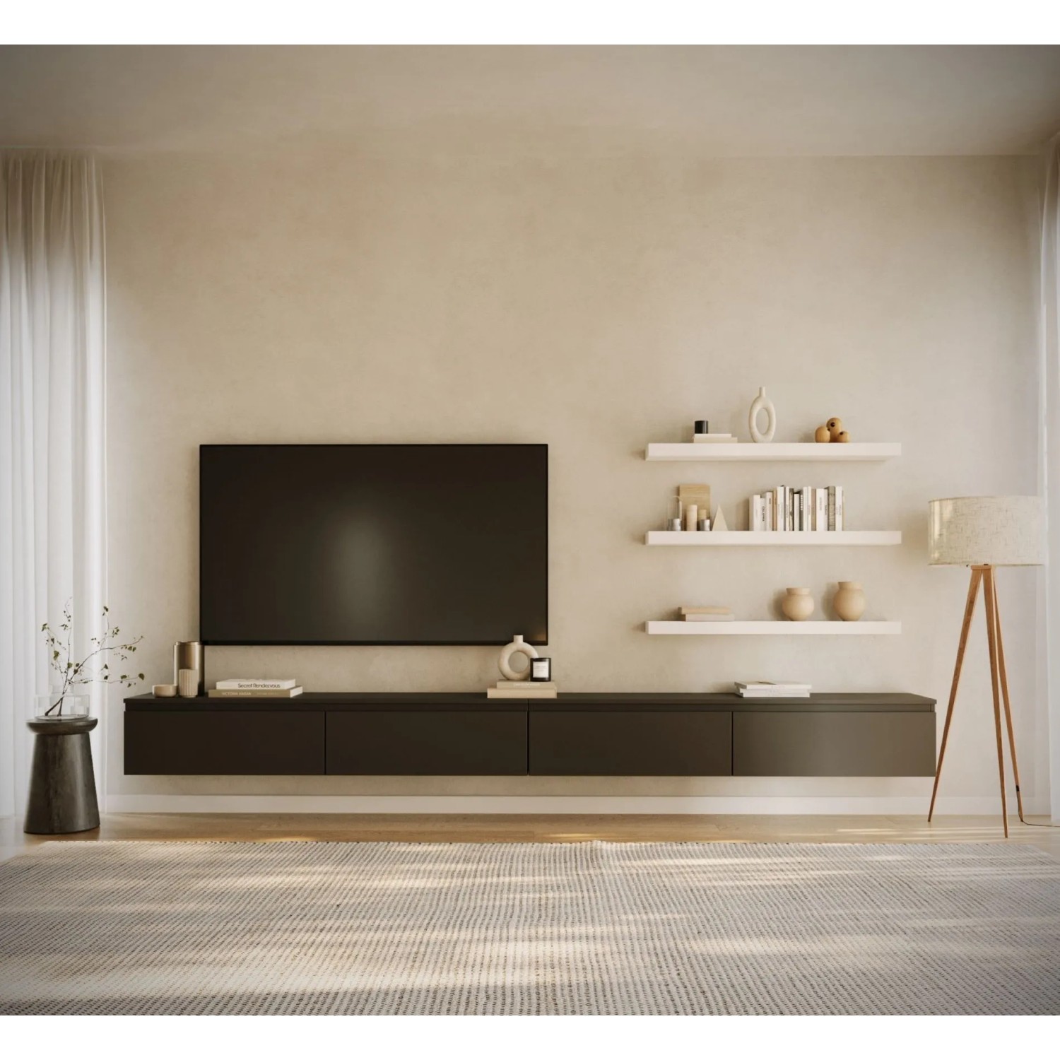 Schwarzes Selsey Bemmi TV-Hängeboard 300 cm, minimalistisch und schwebend unter einem TV in modernem Wohnzimmer.