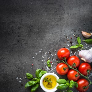 Motiv 'Ingredients' für Memo-Art Memoboard: Tomaten, Basilikum, Knoblauch und Öl auf dunklem Hintergrund.