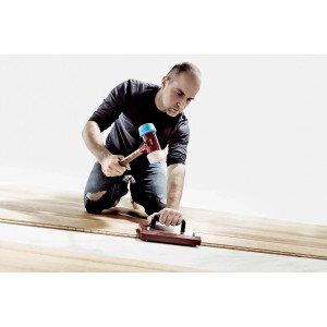 Mann verlegt Laminat mit Halder Schonhammer Simplex (blau/weiß) und Zugeisen.