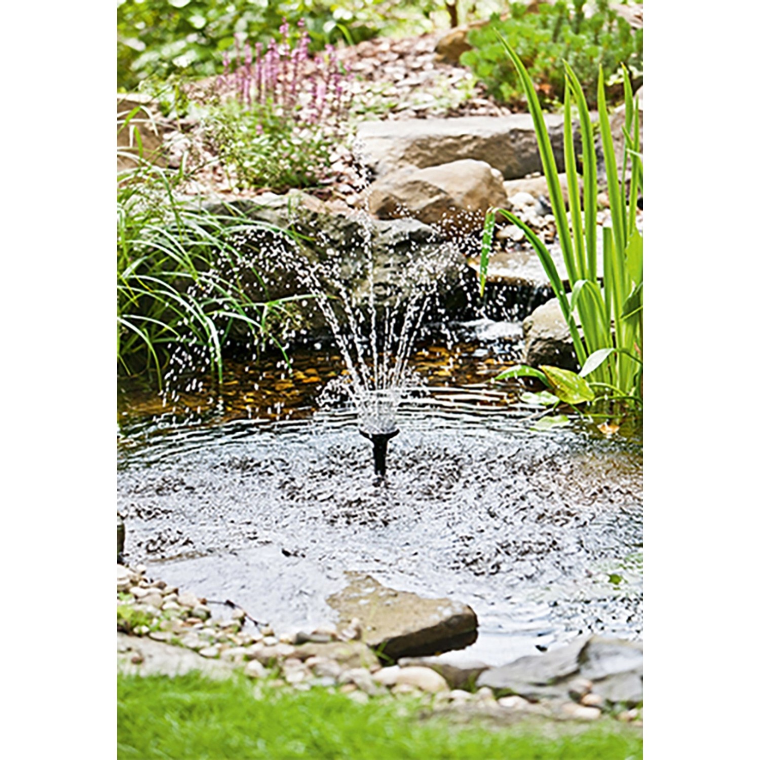 Heissner Aqua Jet Eco Teichpumpen-Set mit Wasserspiel im Gartenteich.