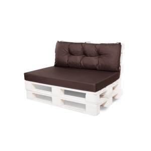 Braunes Palettenkissen-Set mit Sitz- und Rückenkissen auf weißer Palette.