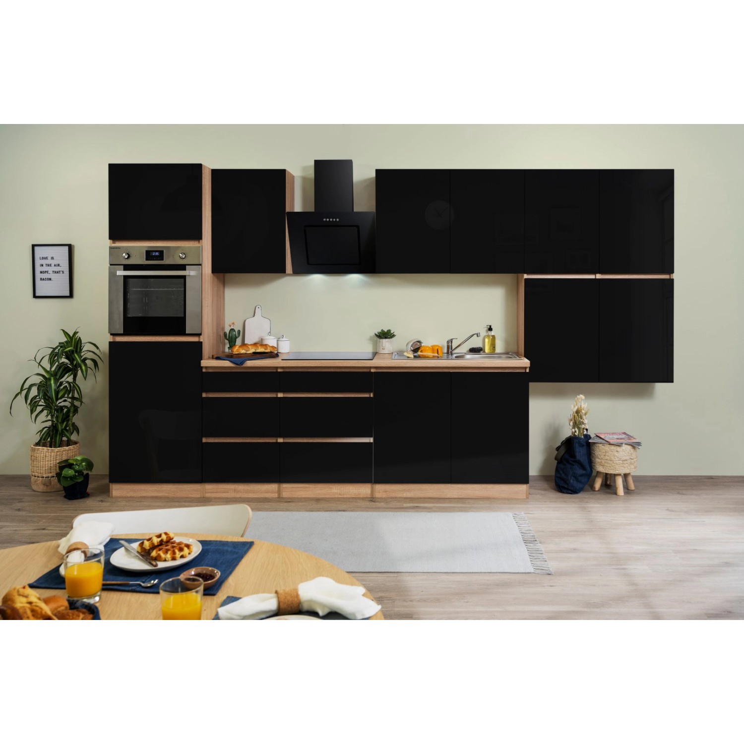 Respekta Küchenzeile 370 cm, grifflos, schwarz hochglanz mit Eiche sägerau Dekor. Inklusive Ober- und Unterschränke.