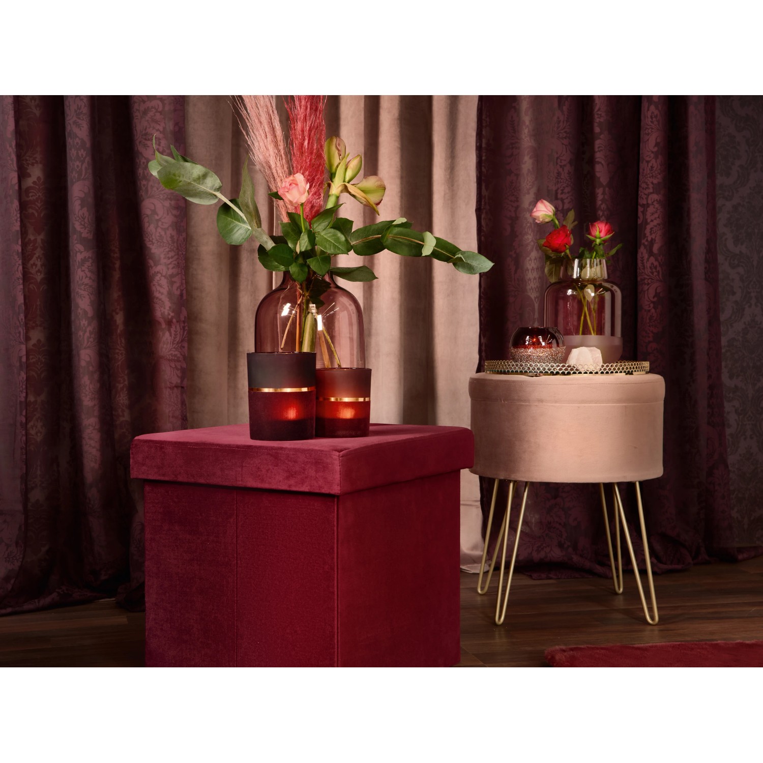 Rosa Sitzhocker Blush Bordeaux mit Stauraum und goldenen Akzenten vor Vorhängen.