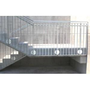 Treppe mit silberfarbenem Geländer, befestigt mit Fischer Betonschrauben.