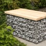 Kleine Gabionenbank (54x50x50 cm) mit Sitzfläche aus Douglasienholz, gefüllt mit Steinen.