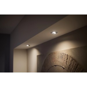 Zwei runde Philips Hue LED-Einbauspots Centura in Aluminium, die warmweißes Licht spenden.