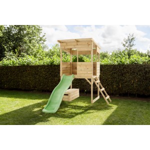 Westmann Holz-Stelzenhaus Wildnis mit Rutsche, Leiter und Spielkiste im Garten.